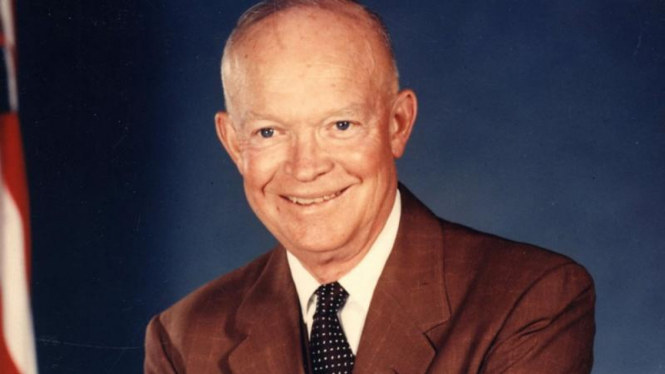 Presiden AS, Dwight D. Eisenhower tak kuasa menanggung malu akibat insiden jatuhnya pesawat mata-mata U-2.