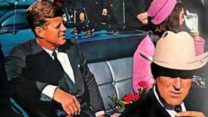 Detik-detik sebelum Presiden John F Kennedy (kiri) ditembak mati.