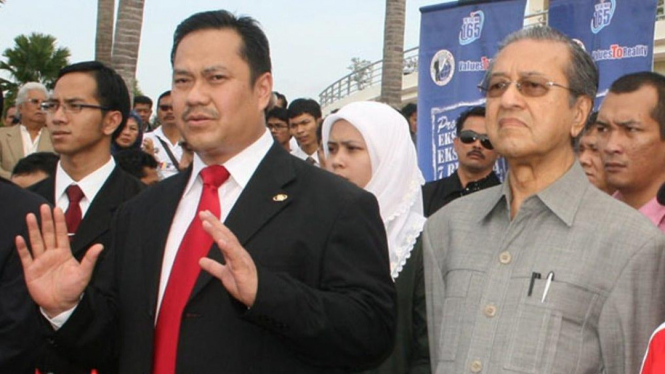 Bekas PM Malaysia Mahathir Mohamad & pendiri ESQ Ary Ginanjar Agustian