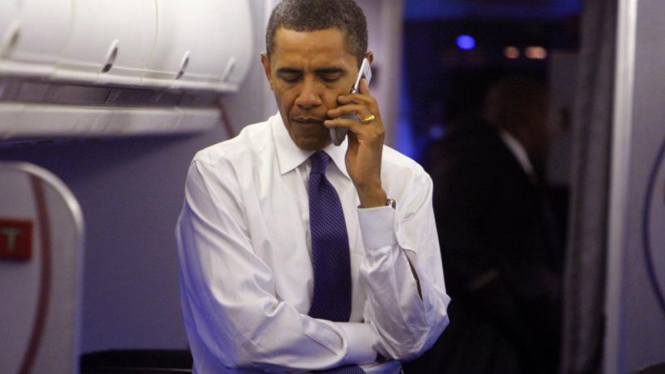 Obama Berbincang melalui Telepon Genggam