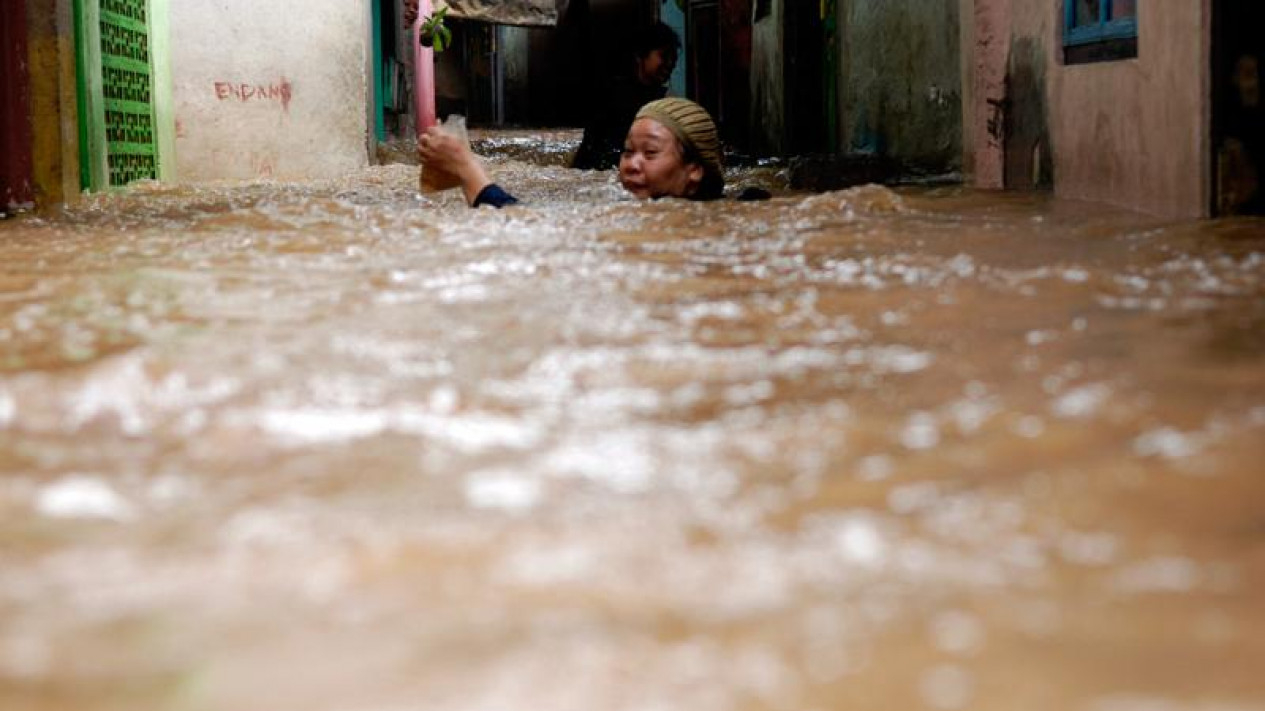 Foto Banjir Kiriman, Kampung Melayu Terendam