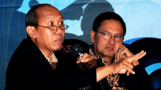 Peneliti senior pada Lembaga Ilmu Pengetahuan Indonesia, Ikrar Nusa Bakti (kiri).