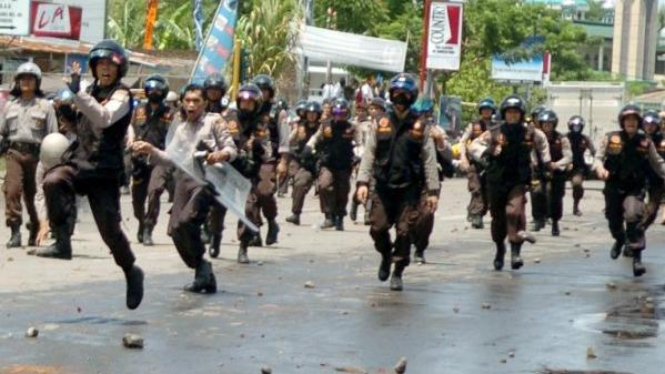 Polisi terlibat saling lempar batu dengan mahasiswa Makassar