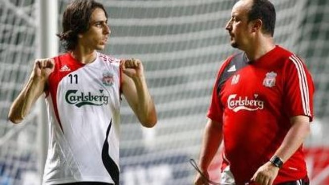 Yossi Benayoun (kiri) & Rafael Benitez
