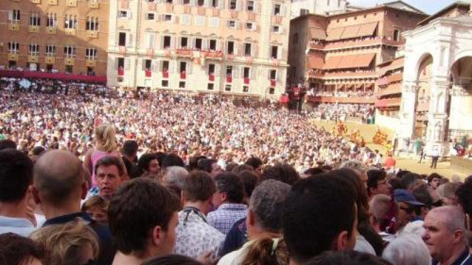 Kerumunan penonton il Palio di Piazza del Campo