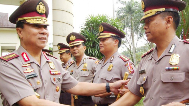 Kapolri menyalami perwira Polda Kalimantan Barat