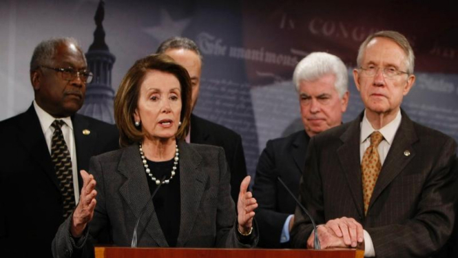 Ketua DPR Nancy Pelosi dan Pemimpin Mayoritas Senat, Harry Reid (kanan)