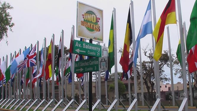 Bendera negara peserta APEC di jalan kota Lima, Peru