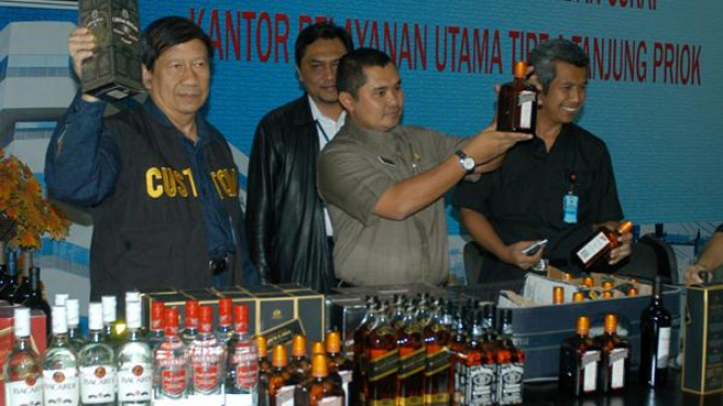 Dirjen Bea dan Cukai menunjukkan minuman keras ilegal.