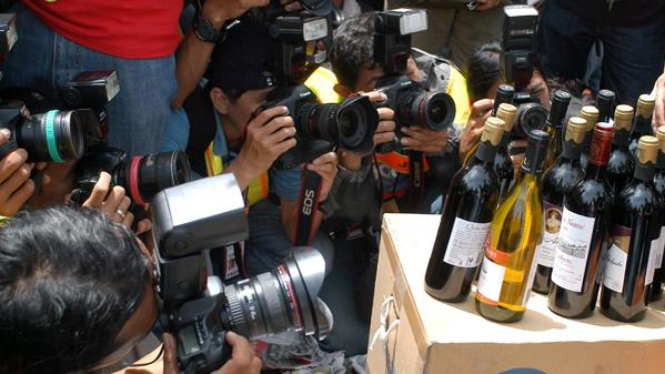 Fotografer memotret minuman keras selundupan di Tanjung Priok.