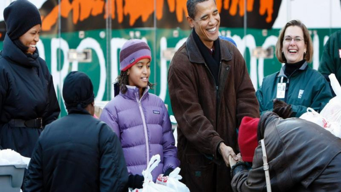 Keluarga Obama Membagikan Makanan untuk Thanksgiving di Chicago