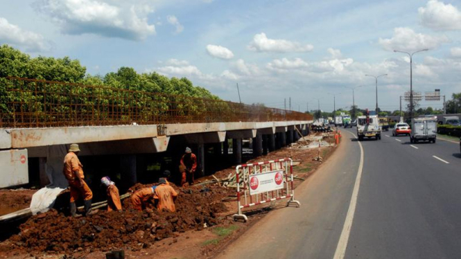 Peninggian jalan tol Sedyatmo.