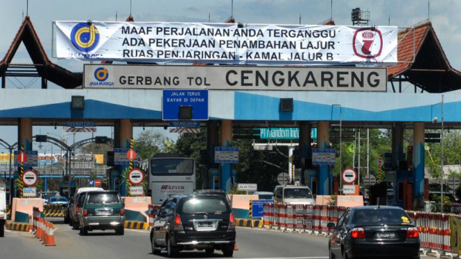 Gerbang tol Cengkareng.