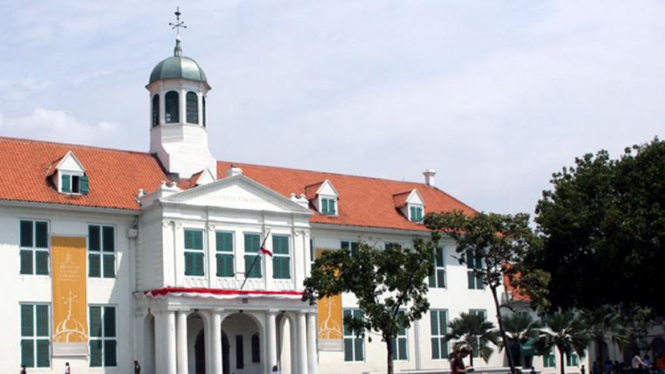 sorot kota - Musium Fatahillah di kawasan Kota Tua Jakarta tahun 2008