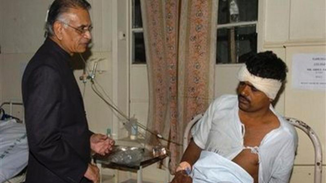 Shivraj Patil saat mengunjungi korban serangan teroris di Mumbai