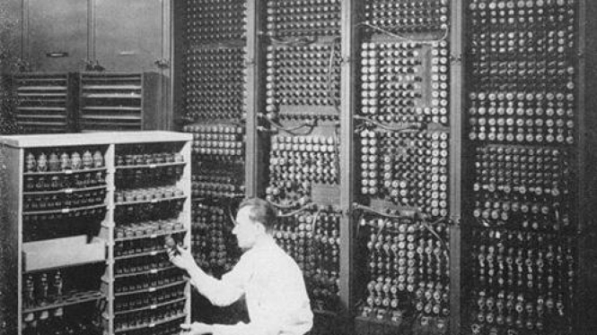 Seorang engineer sedang memeriksa kerusakan pada ENIAC