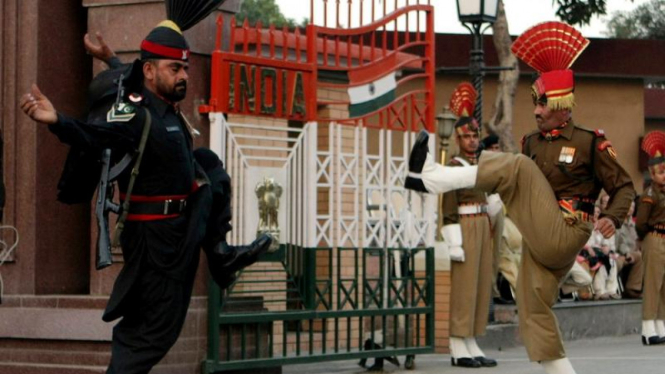 Prajurit India (cokelat) dan Pakistan unjuk kebolehan di pos perbatasan