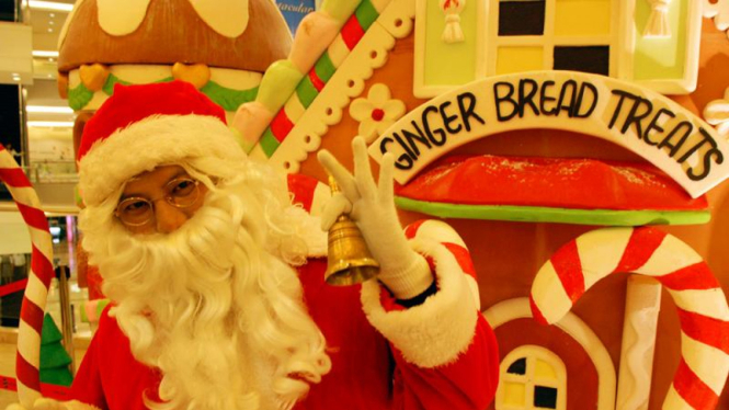 Sinterklas menyambut Natal dan Tahun Baru di sebuah pusat perbelanjaan di Jakarta.