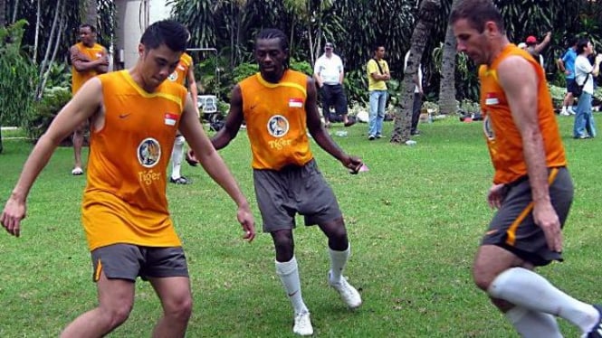 Agu Casmir (tengah) bersama Lionel Lewis (kiri) & Mustafic Fachrudin