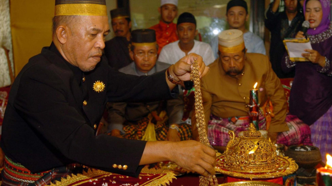 Keturunan Raja Gowa, Andi Syamsuddin Pattasessu, mencuci kalung raja Gowa