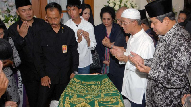 Presiden Susilo Bambang Yudhoyono saat melayat Ali Alatas