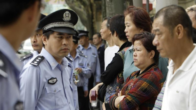 Polisi memperhatikan kerumunan warga di Shanghai, Cina