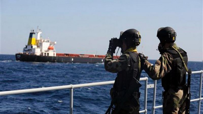 Dua prajurit Prancis memantau situasi di Teluk Aden