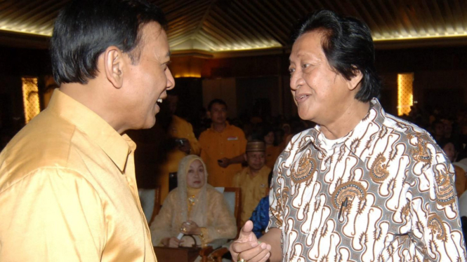 Wiranto berbincang dengan WS Rendra