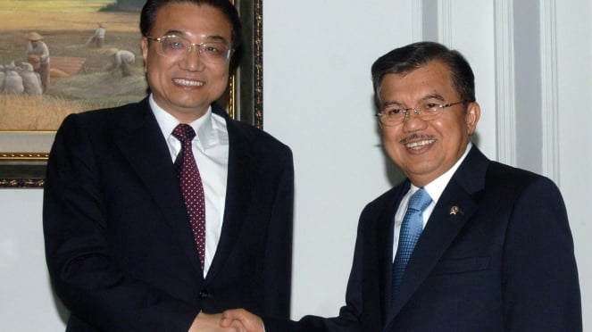 Wapres Jusuf Kalla bersalaman dengan Wakil PM RRC Li keqiang