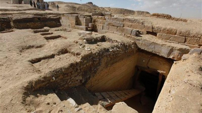 Pintu masuk kuburan Saqqara di Memphis, Mesir, yang baru ditemukan