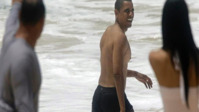 Obama Bertelanjang Dada Saat Liburan di Hawaii