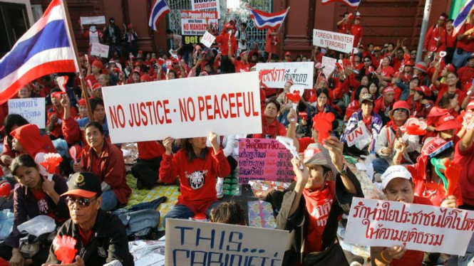 Demo Pendukung Thaksin di Depan Gedung Parlemen Thailand