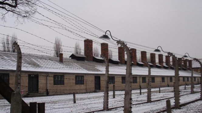 Pagar Berduri Mengeliling Kamp Konsentrasi Auschwitz