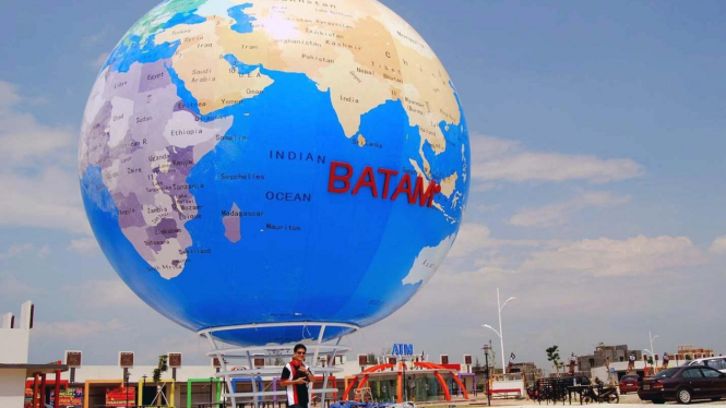 Globe atau bola dunia terbesar di dunia di Batam