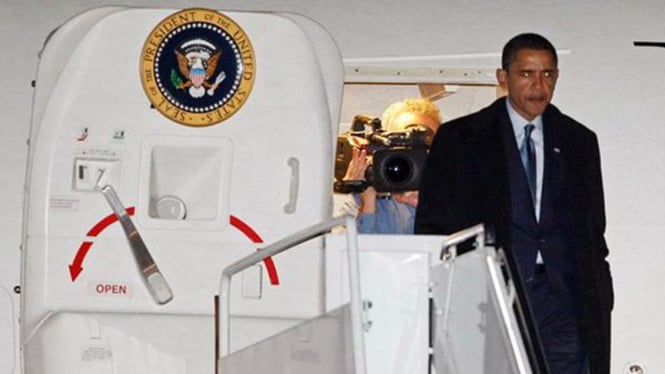 Barack Obama saat keluar dari Pesawat Kepresidenan AS