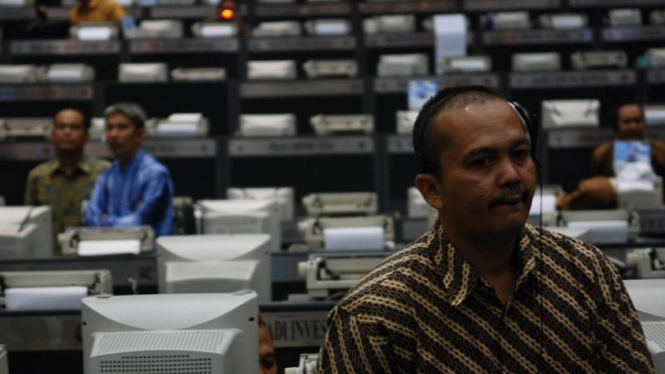 Pialang di lantai Bursa Efek Indonesia