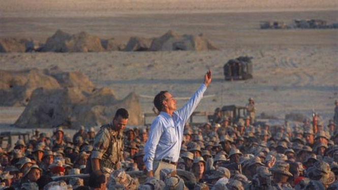 George H.W. Bush di tengah pasukan AS di Arab Saudi