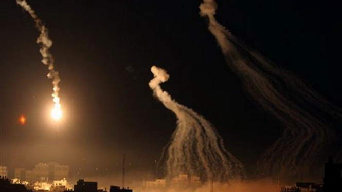 Tembakan suar dan kepulan asap di langit Gaza selama operasi militer Israel