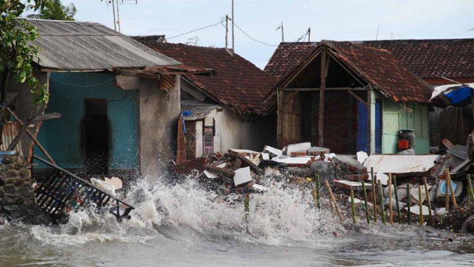 Gelombang pasang di Mataram