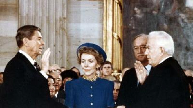 Ronald Reagan dan Nancy (tengah) saat dilantik sebagai Presiden AS.