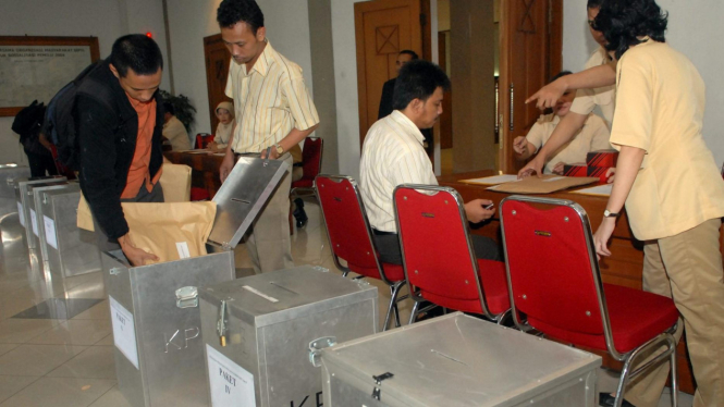Peserta tender memasukkan surat penawaran tender logistik Pemilu