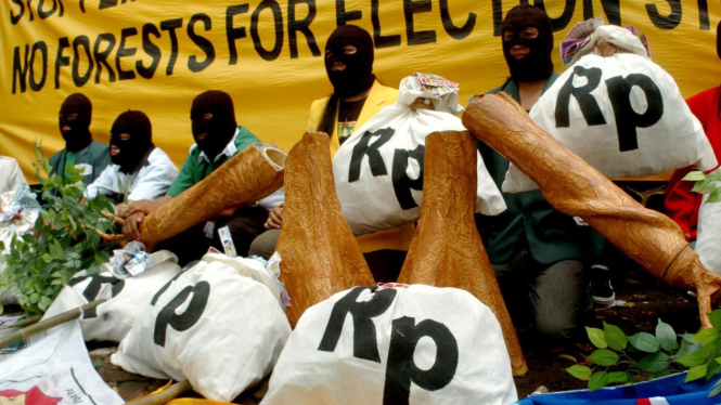Greenpeace demo tuntut KPU audit dana kampanye hasil illegal logging