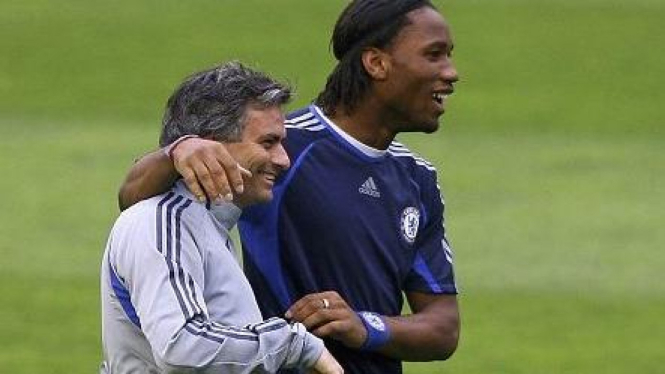 Kemesraan Jose Mourinho & Didier Drogba di Chelsea