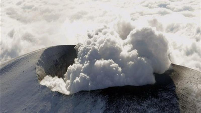 Kepulan asap dari kawah Gunung Asama, Jepang bagian tengah