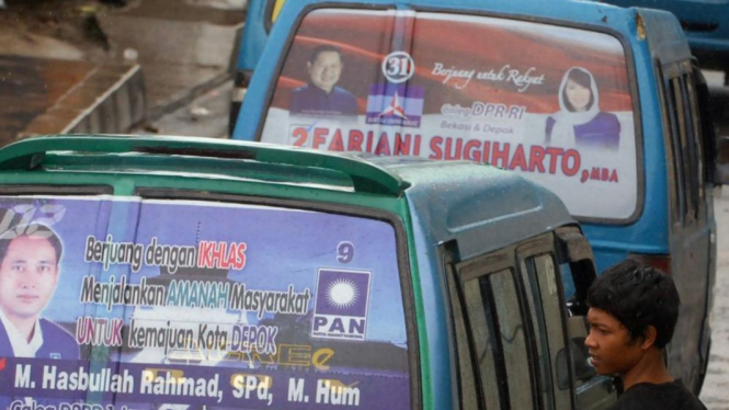 Angkutan Kota ditempeli atribut kampanye caleg Pemilu di Depok