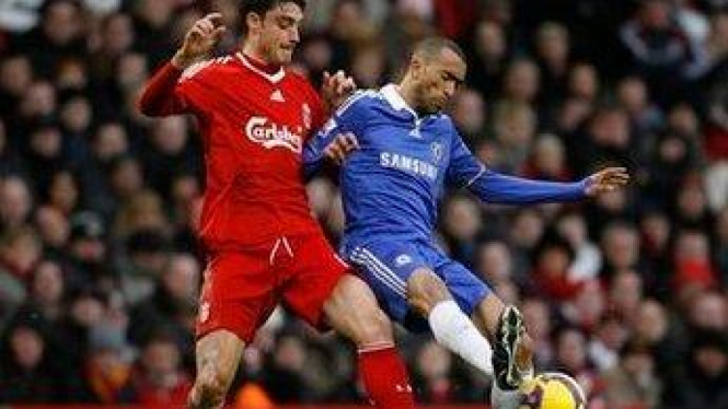 Albert Riera & Jose Bosingwa (kanan)