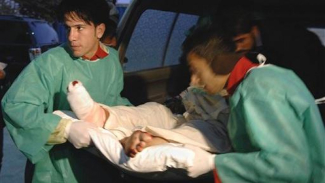 Petugas medis membawa seorang korban serangan bom di Irak