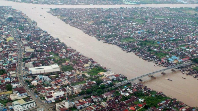 Pemandangan udara Sungai Kapuas membelah Kota Pontianak