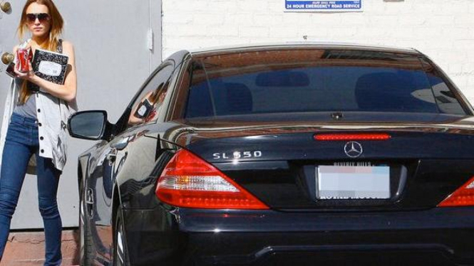 Lindsay Lohan bersama Mercedes-Benz SL550