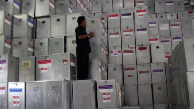 Anggota KPU Lamongan memverifikasi kotak suara di gudang logistik